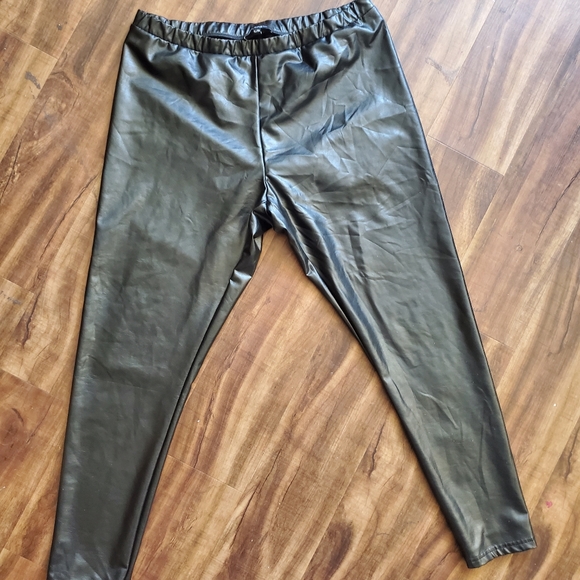 Hot Pleather leggings 🔥 - Picture 4 of 4